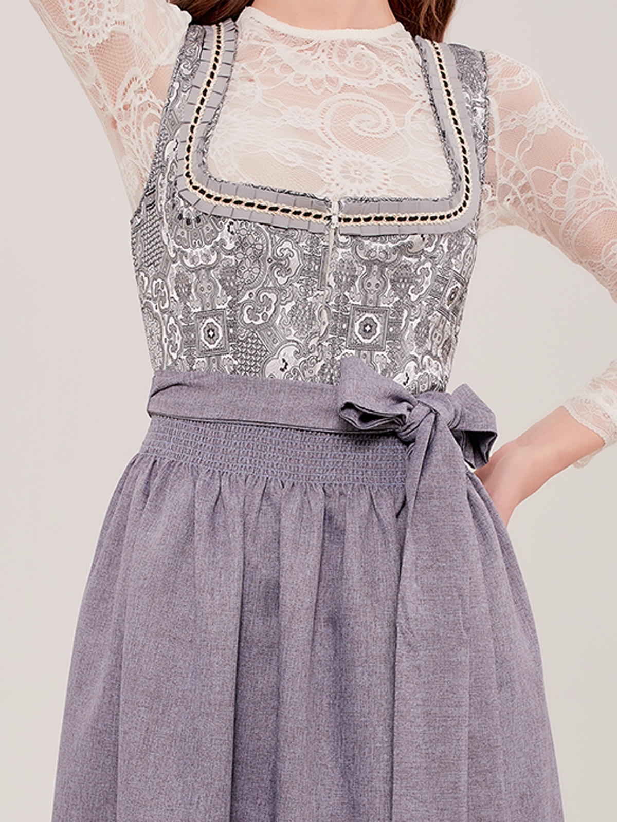Dirndl Royalblau in eleganter Ausführung