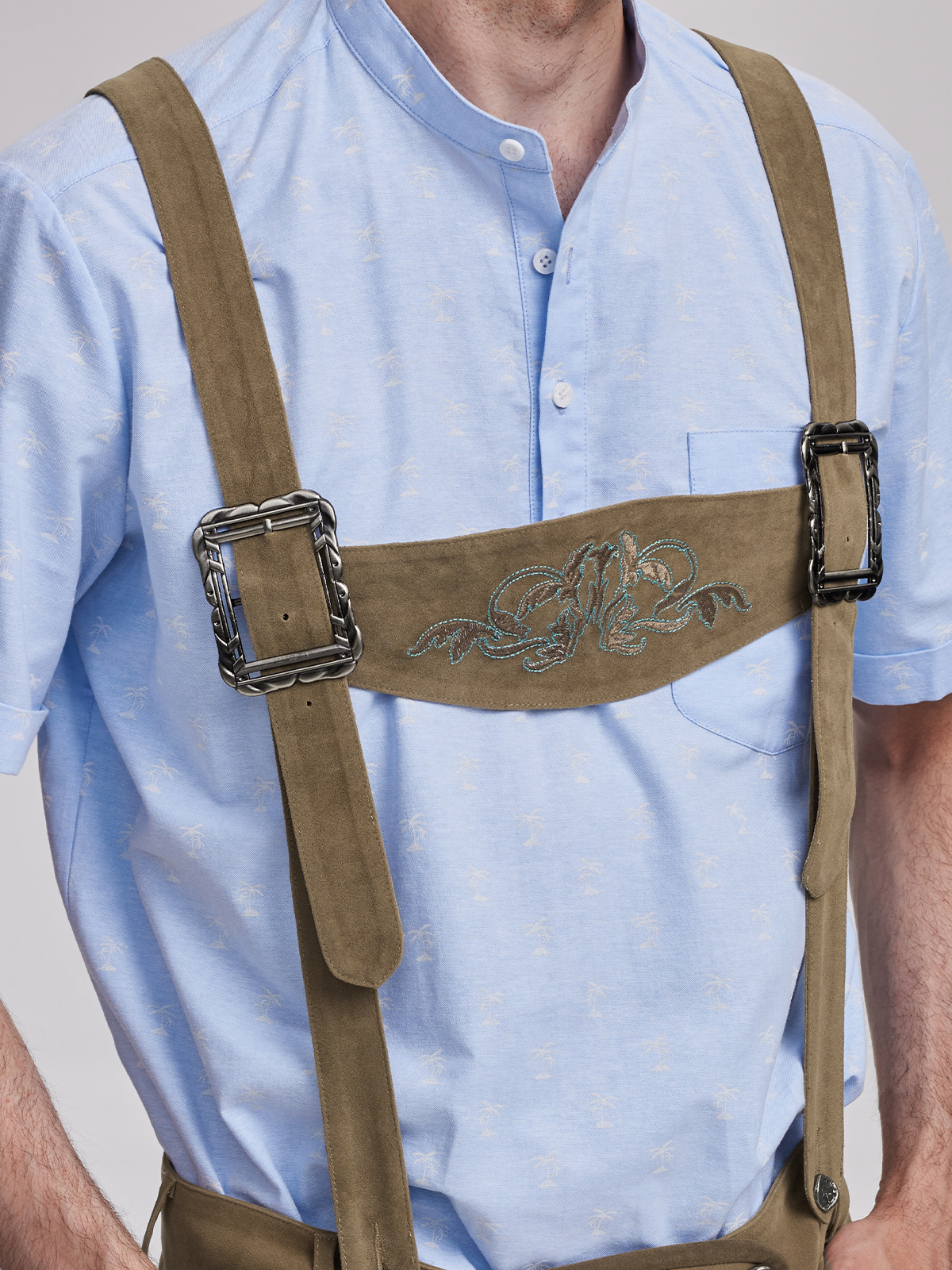 Dirndl Hellgelb in sommerlicher Umgebung