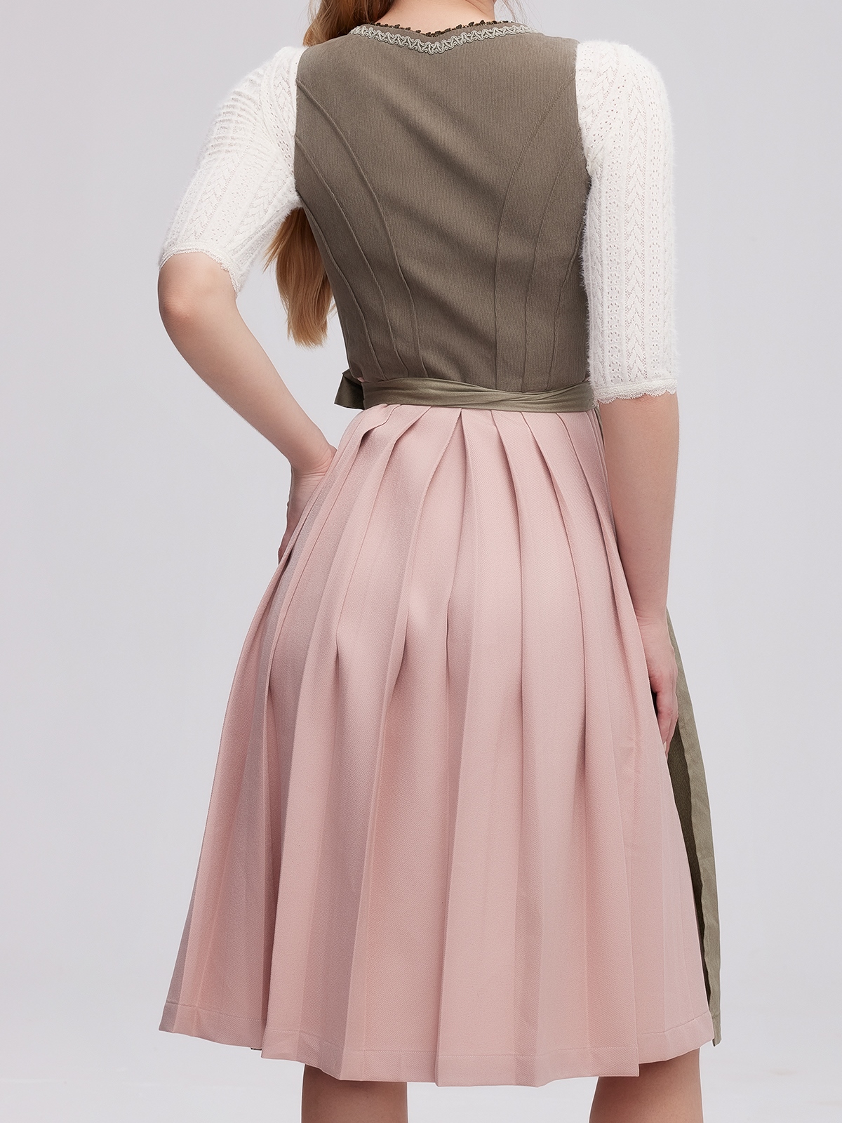 Dirndl in Tannengrün mit traditionellen Elementen und modernem Schnitt