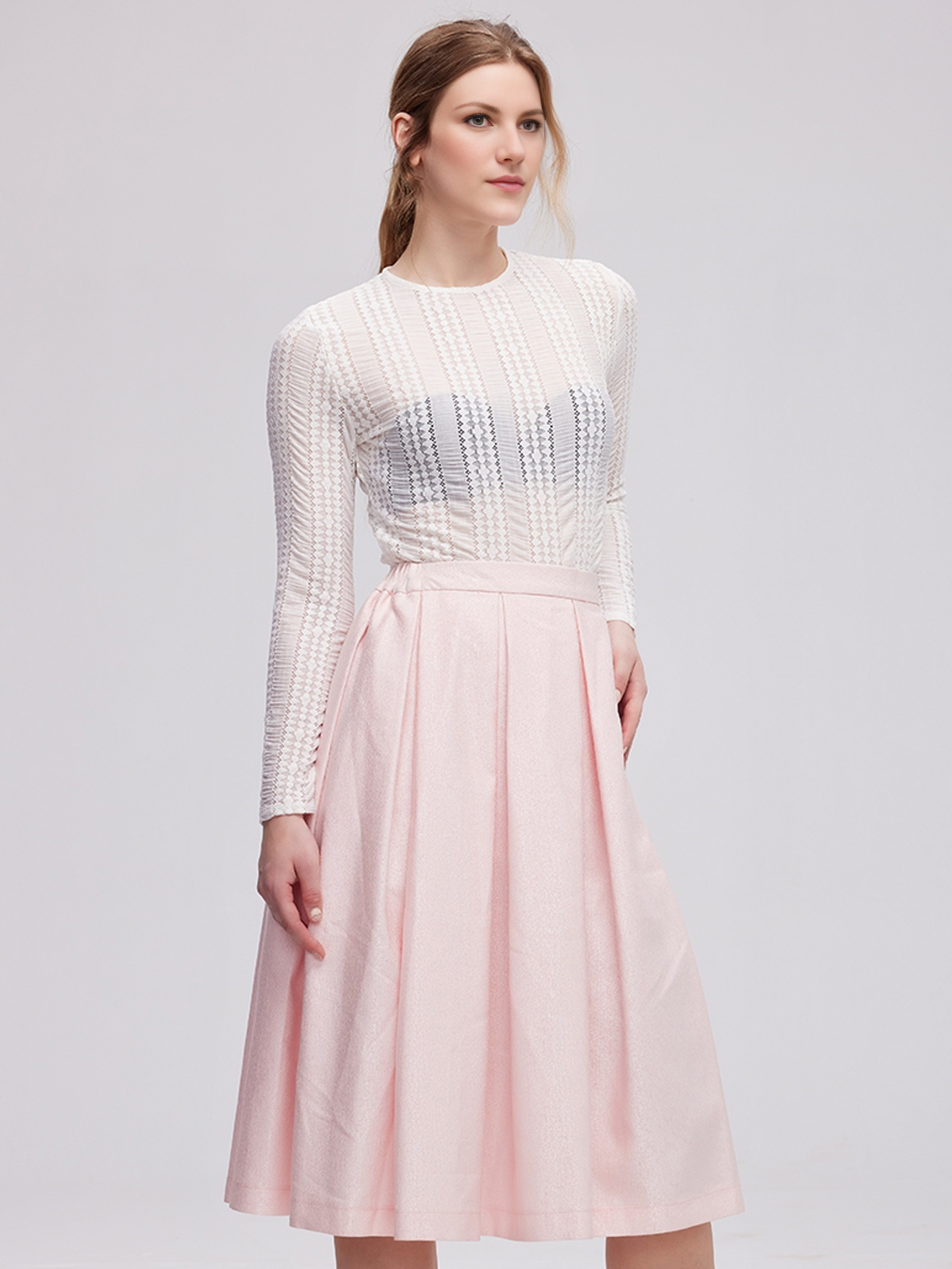 Modernes Dirndl in Rosa mit floralen Details
