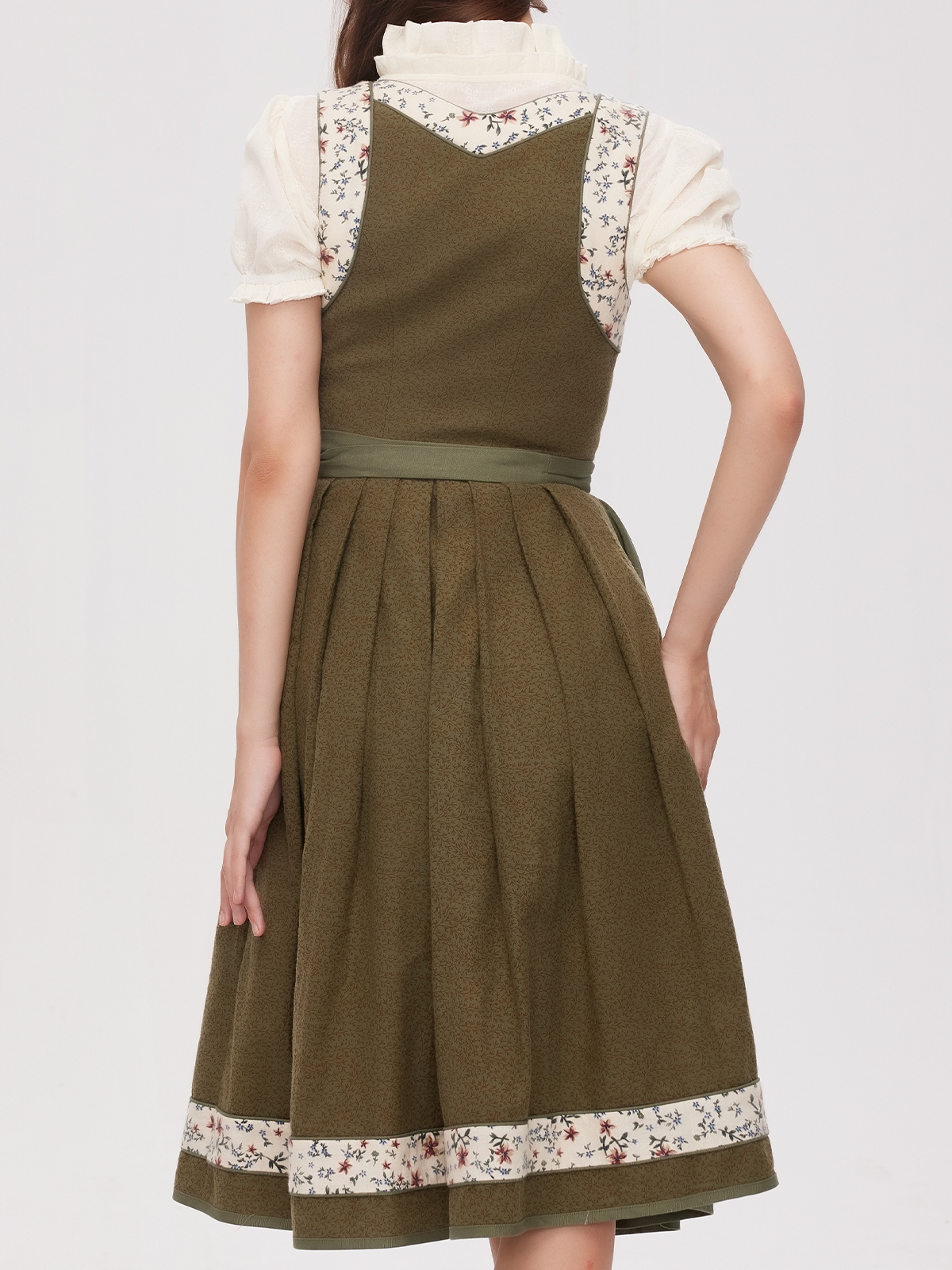 Modernes Dirndl in Grün