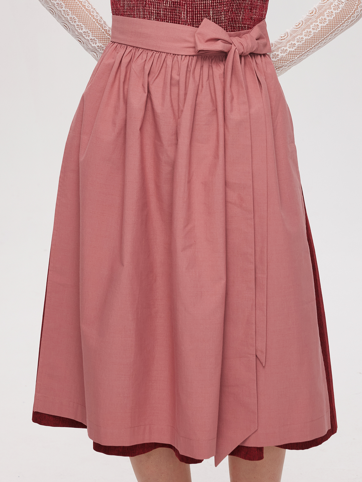 Dirndl Lindgrün in eleganter Pose