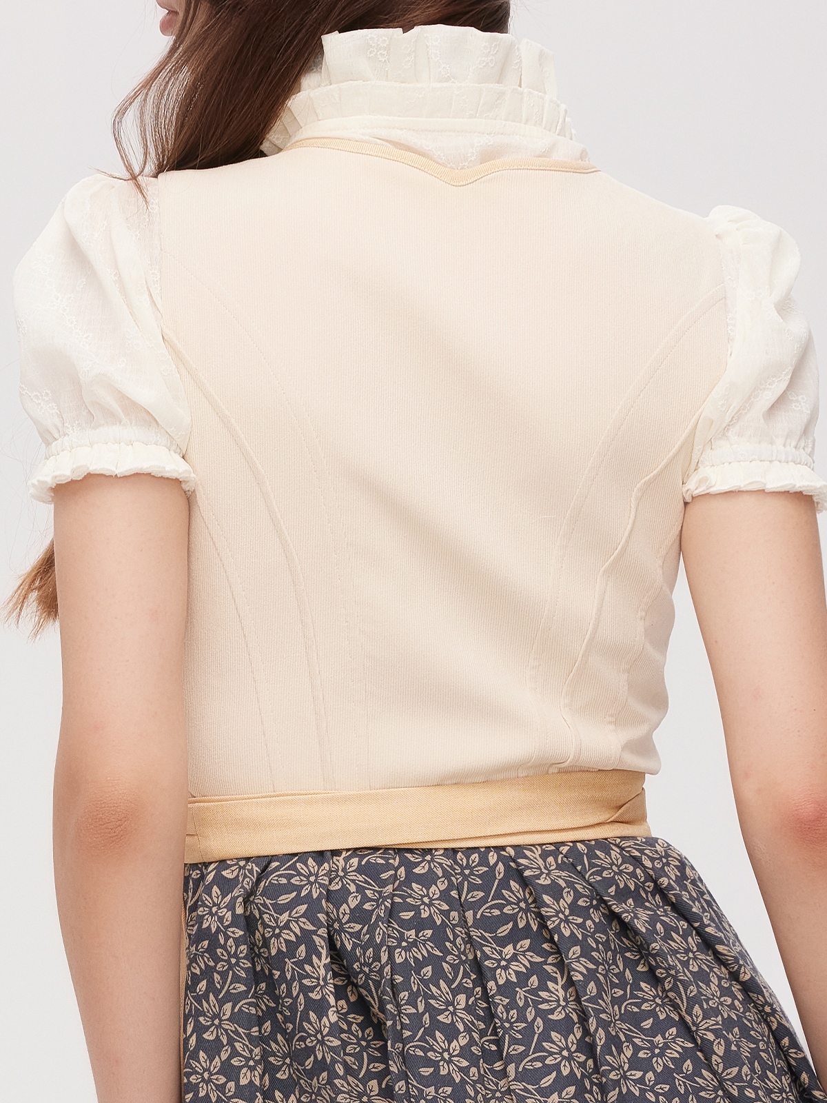 Elegantes burgunderrotes Dirndl mit modernem Schnitt