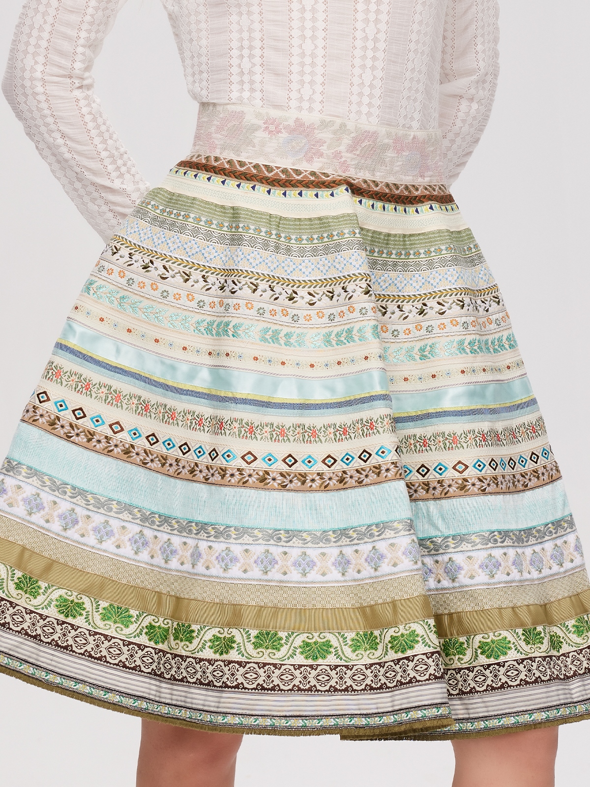 Weißes Dirndl mit grünen Akzenten