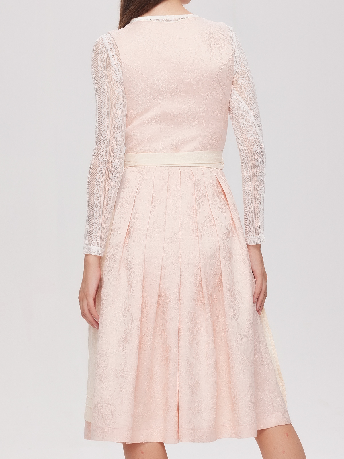 Dirndl Flieder – feminin und stilvoll
