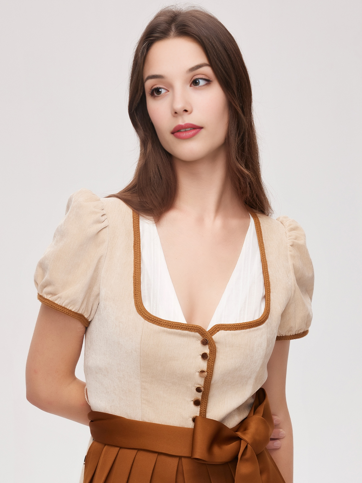 Dirndlbluse in Braun mit Spitzenverzierung