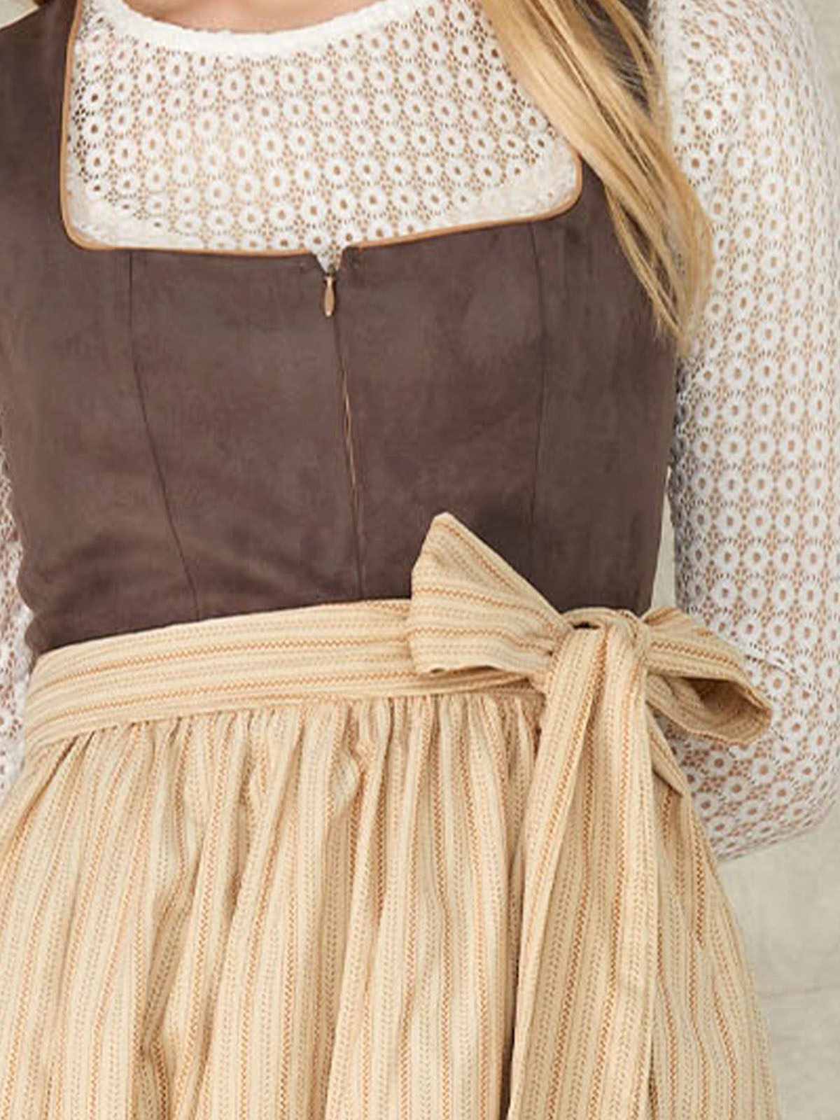 Schwarzes Dirndl mit modernem Schnitt