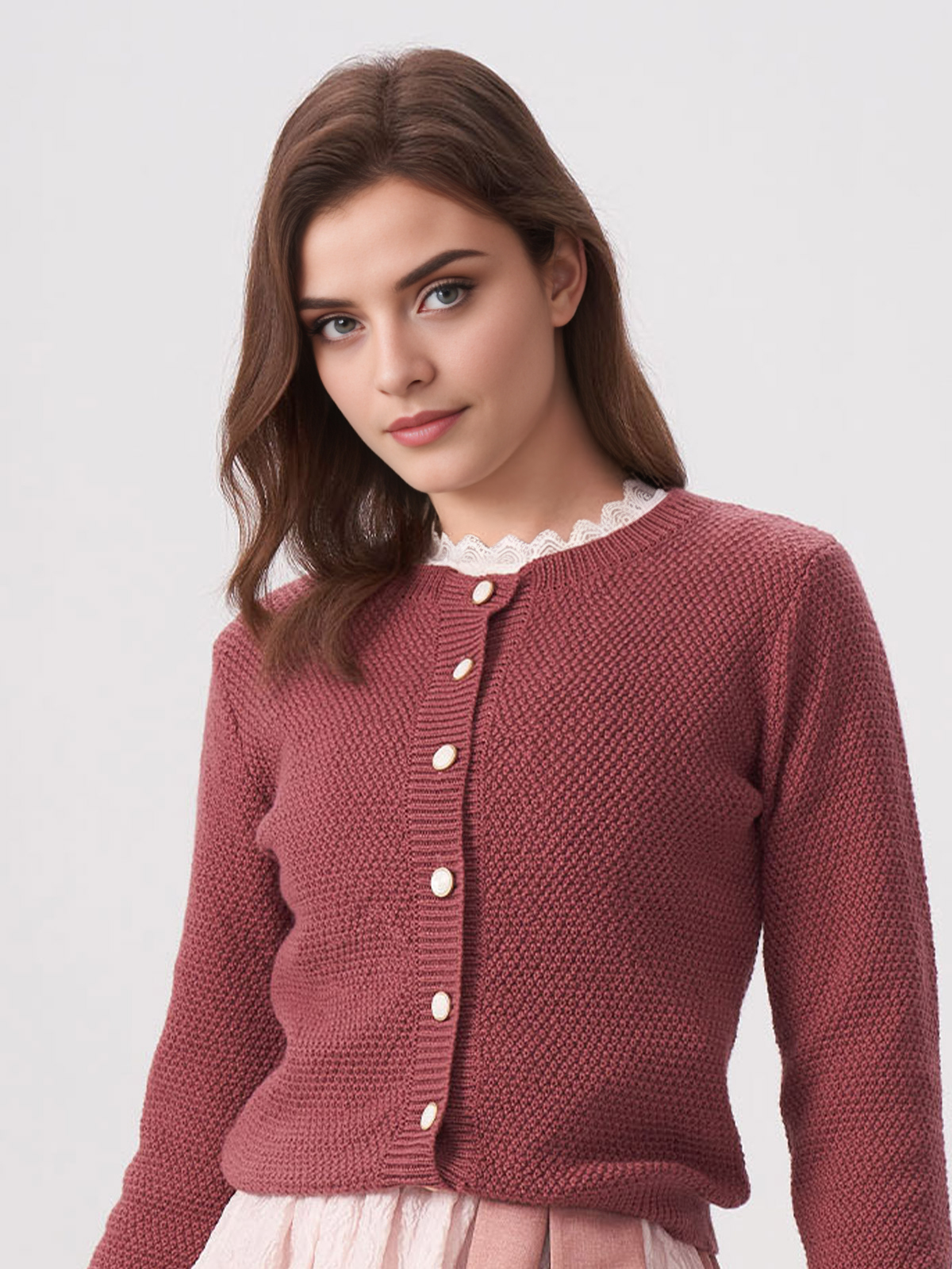 Ein lilafarbenes Dirndl mit besticktem Muster – perfekt für festliche Anlässe.