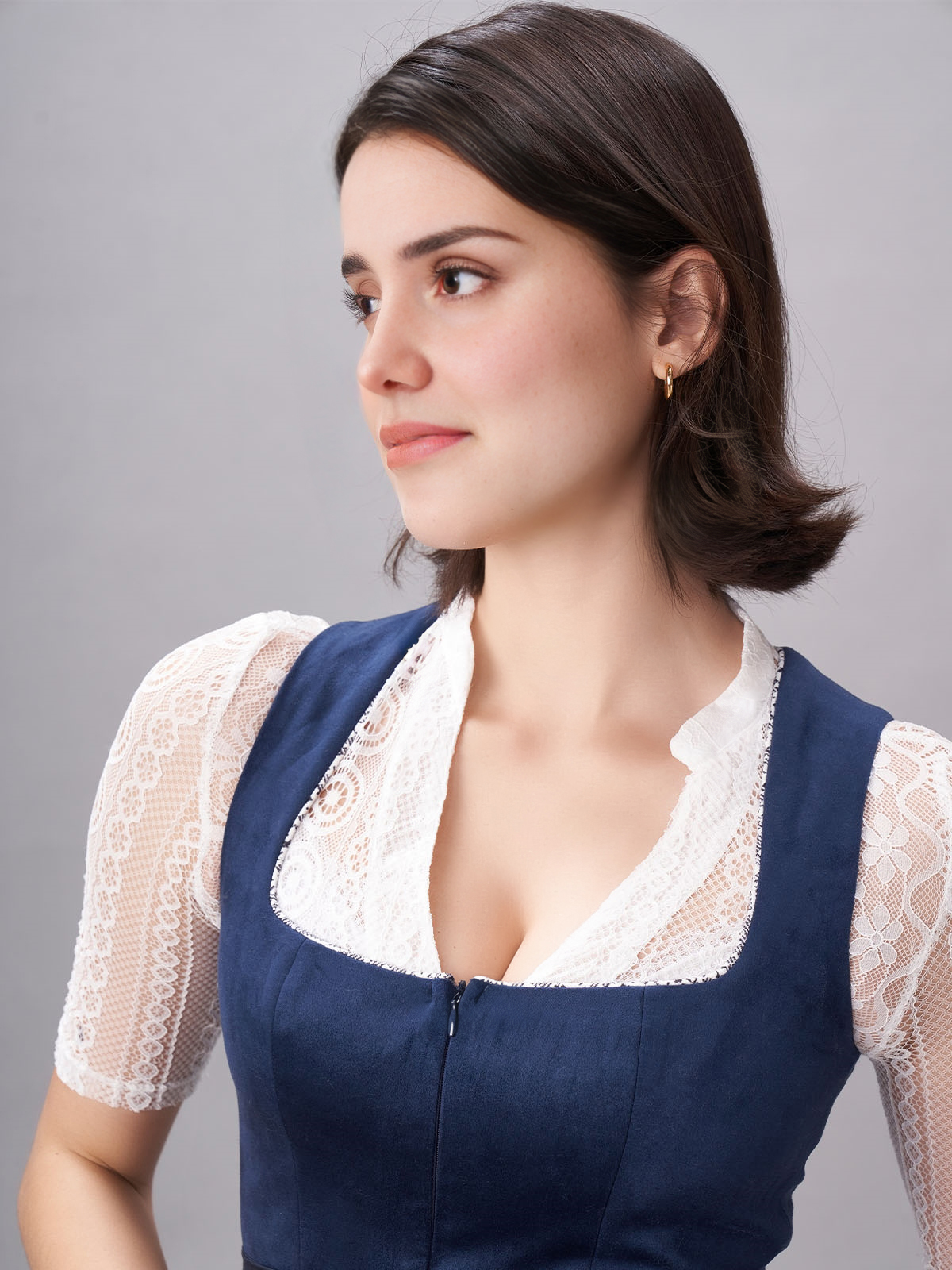 Dirndl grau blau mit modernen Accessoires