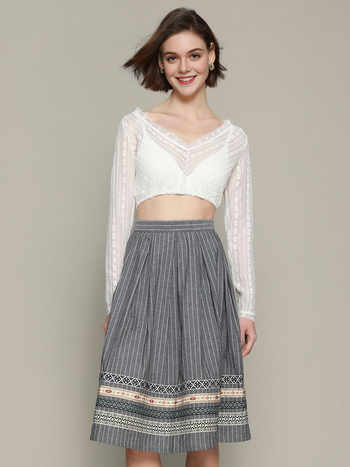 Elegante weiße Dirndlbluse mit Spitzenbesatz