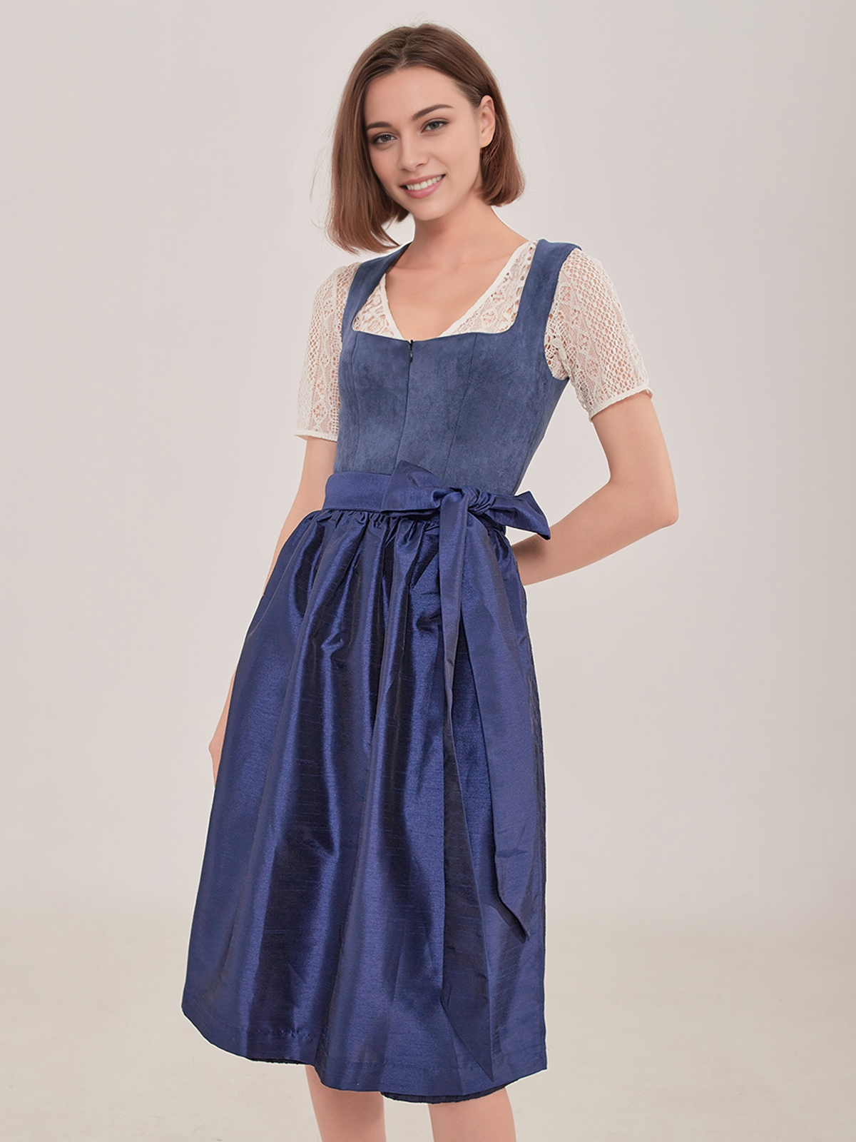 Dirndl Grau Blau – zeitlos und elegant
