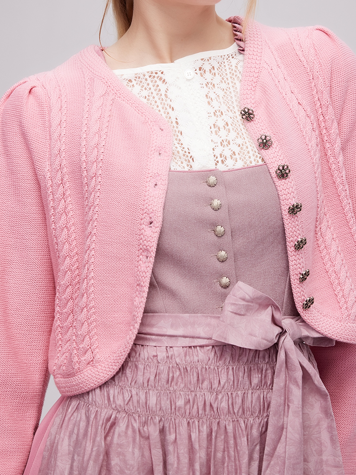 Dirndl mit tiefem Ausschnitt in Rosa