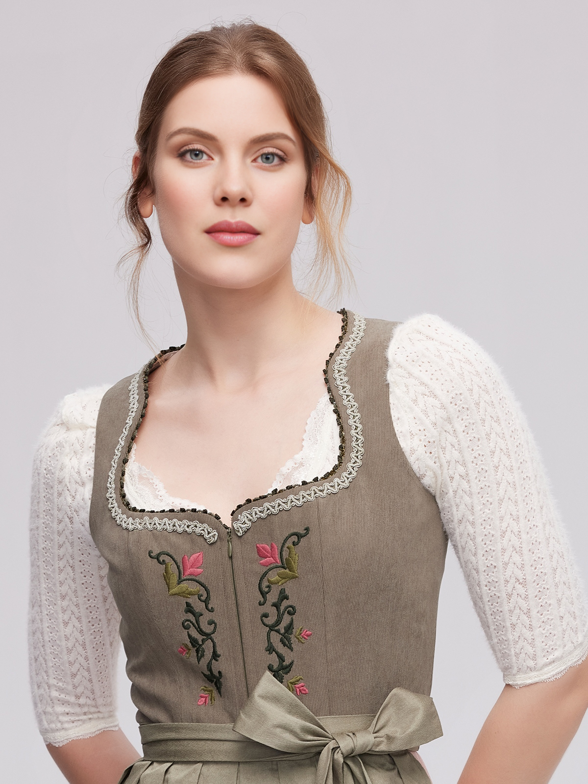 Dirndl aus hochwertigem Samt in Grün