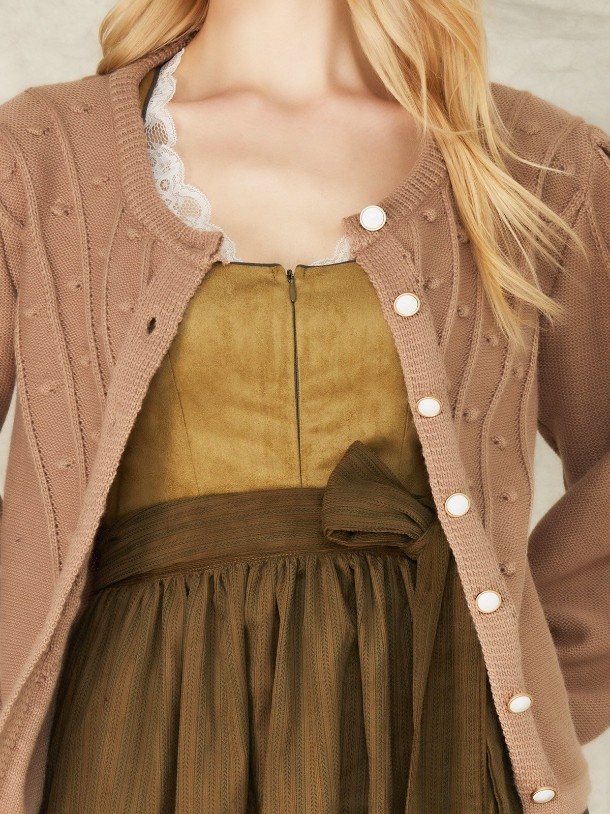 Dunkelrotes Dirndl mit eleganter Bluse