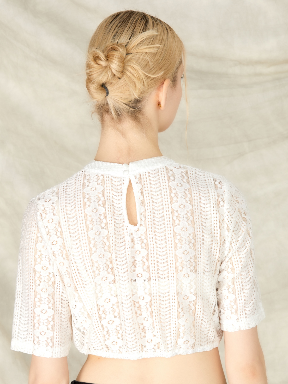 Moderne schwarze Dirndlbluse mit raffiniertem Schnitt