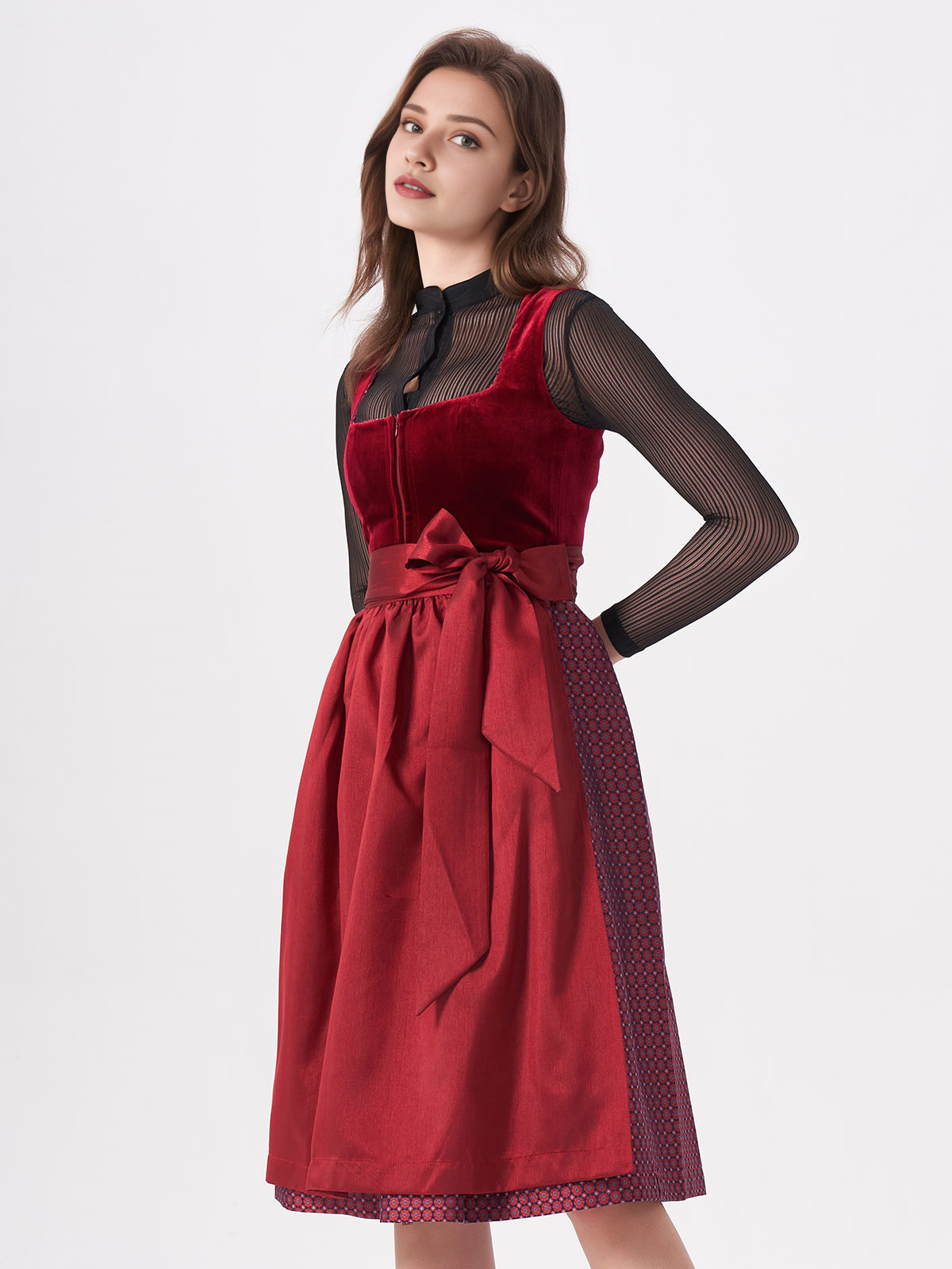 Moderne Dirndlbluse in Rot – perfekt für einen urbanen Look