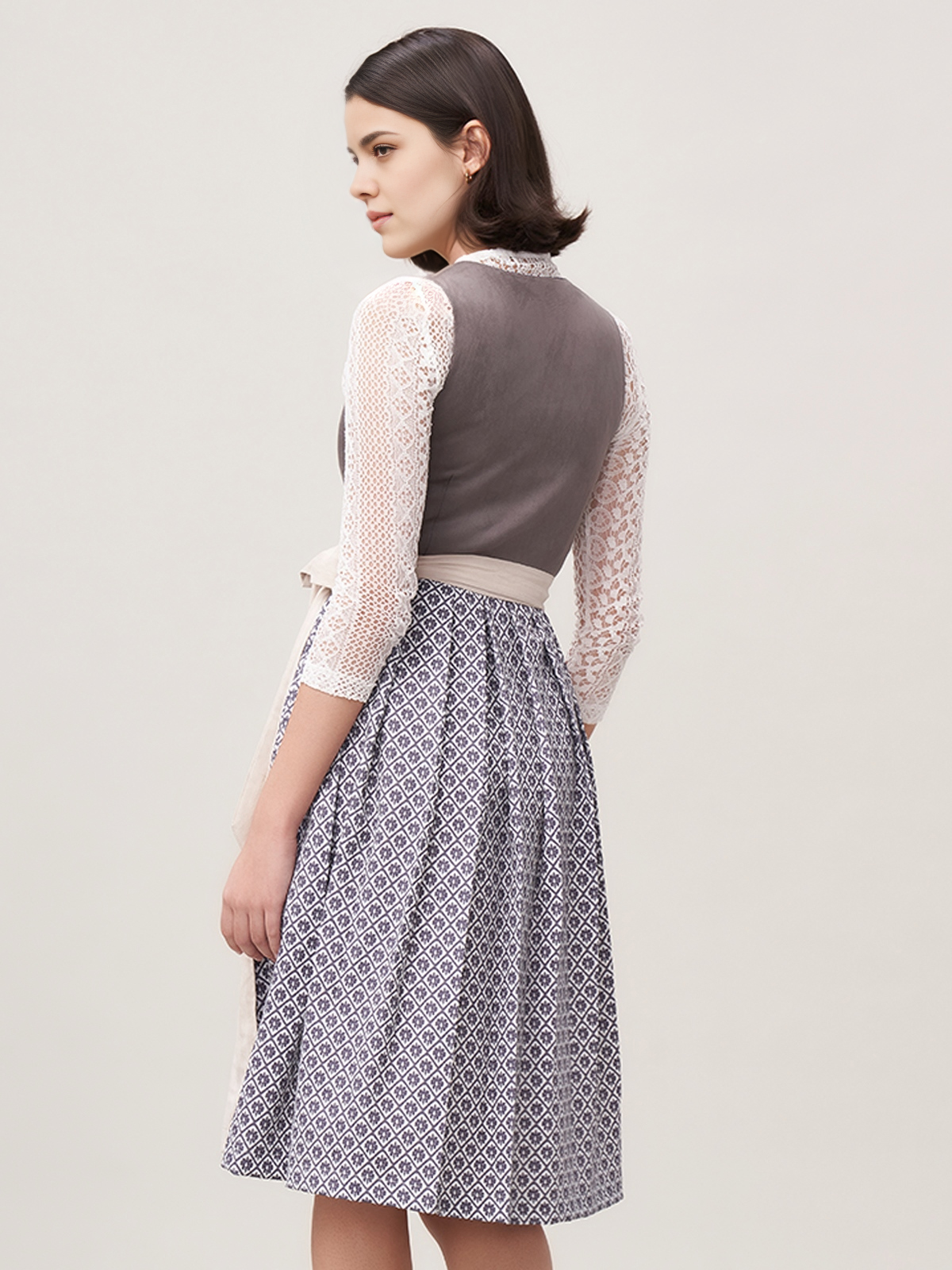 Ehreer Dirndl in Grau
