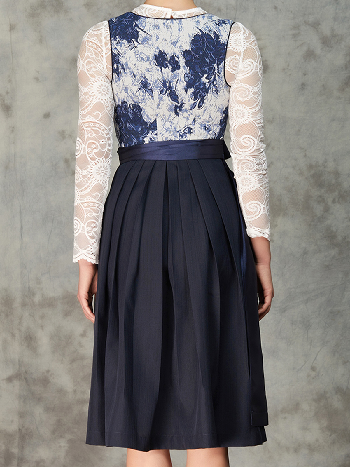 Dirndl in Blau mit Langarmbluse