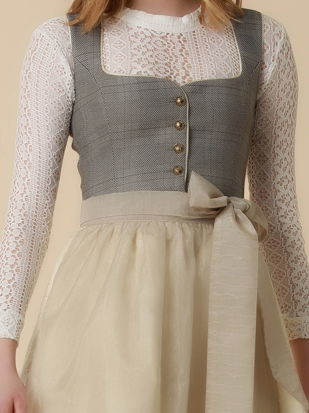 Weiße Dirndlbluse mit Spitzenbesatz