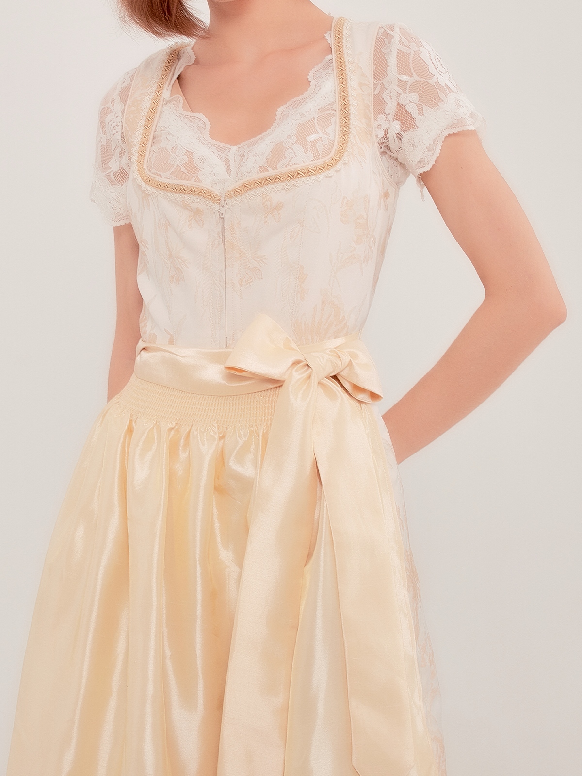 Modernes pink Dirndl mit figurbetonter Silhouette