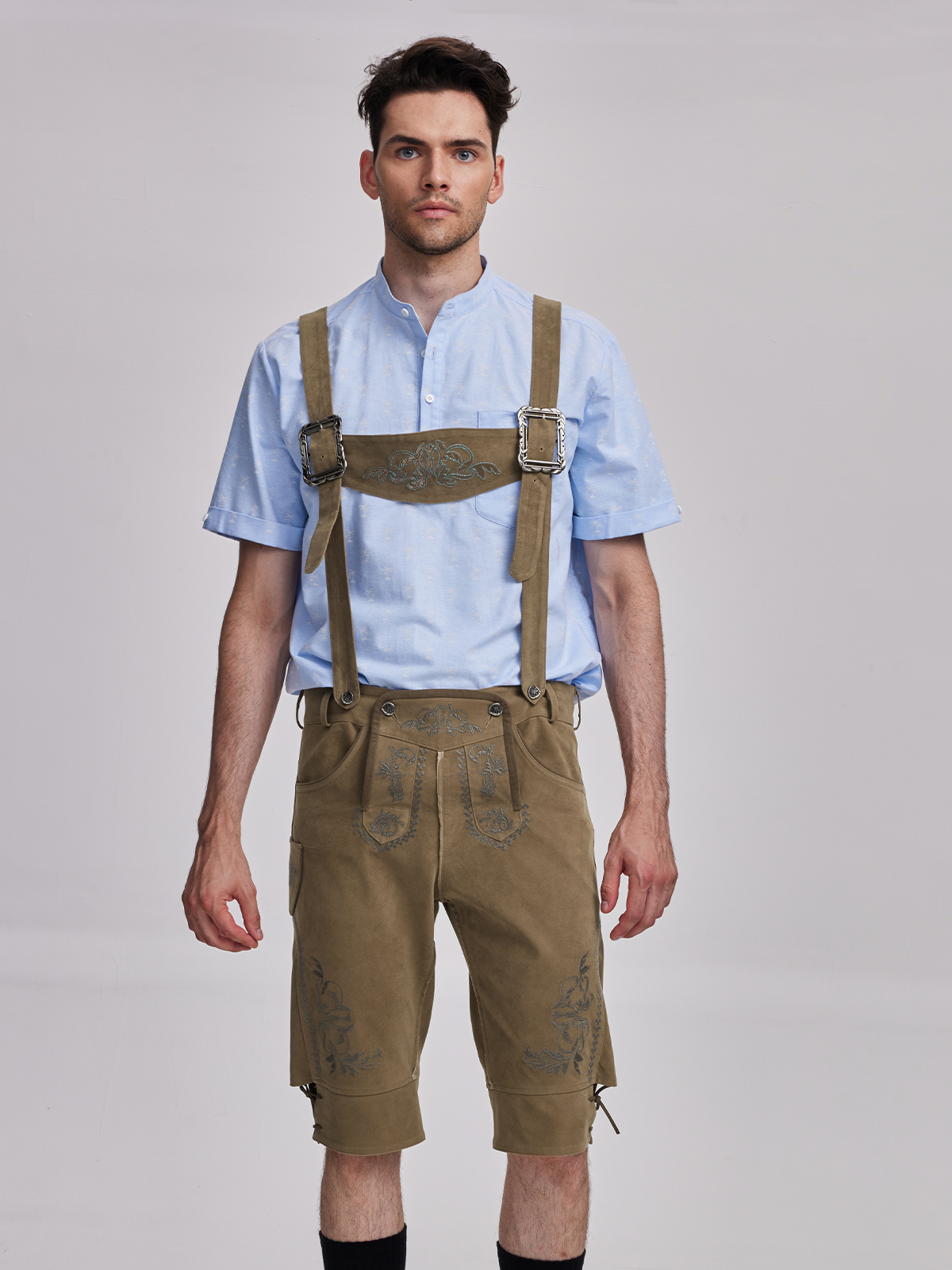 Traditionelles Dirndl mit Herzausschnitt