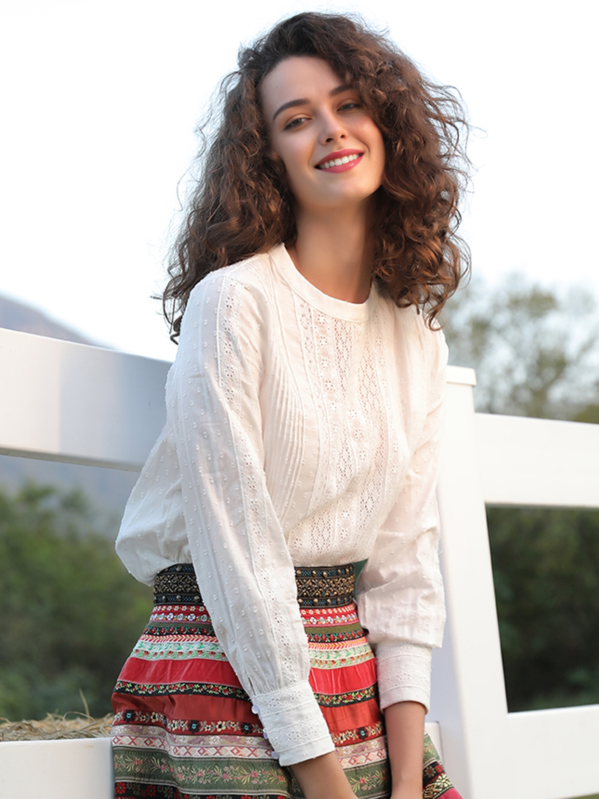 Dirndl Bluse in Weiß – perfekt für jedes Outfit