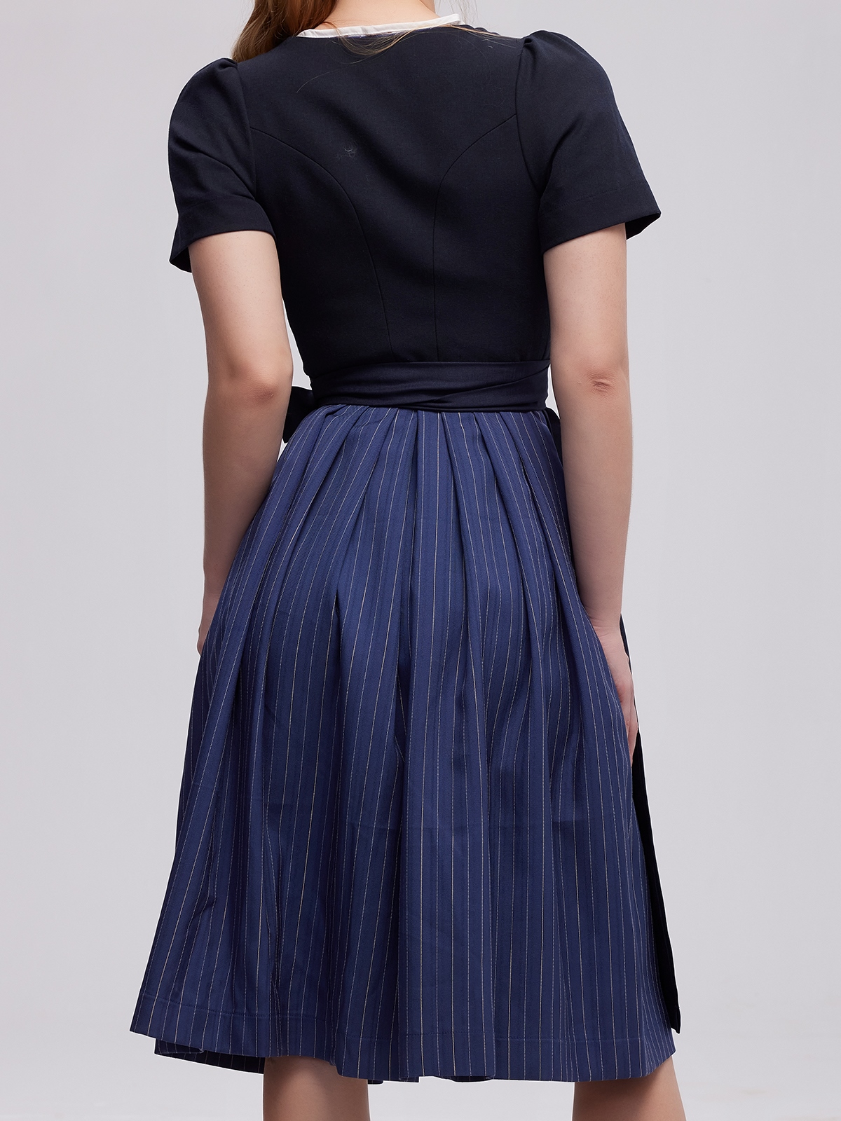 Traditionelles blaues Dirndl von Jeinn