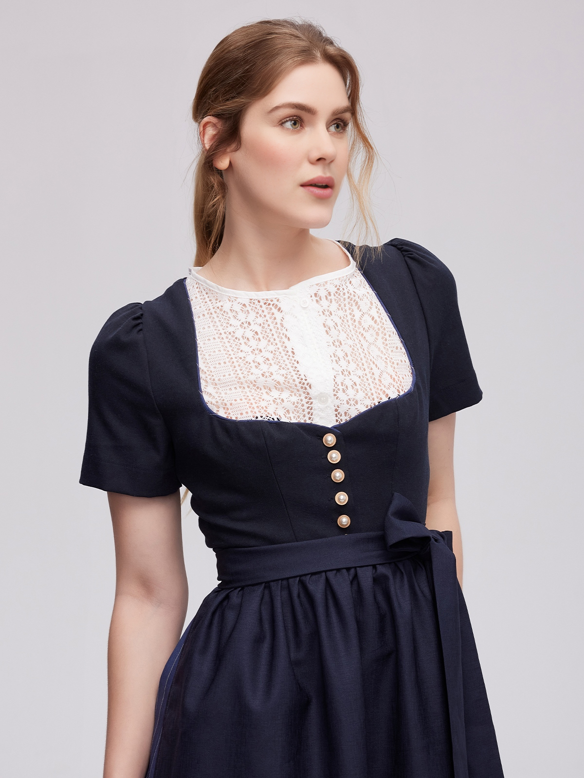 Modernes hellblaues Ja Mei Dirndl mit floralen Details