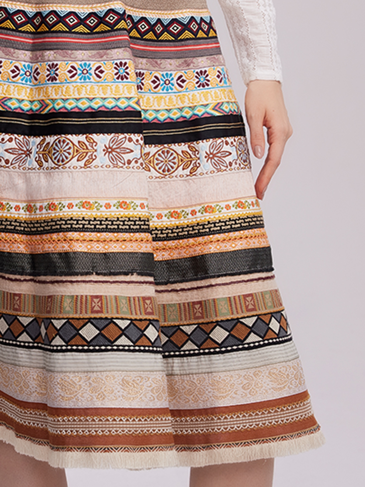 Stylisches oranges Dirndl mit modernen Accessoires