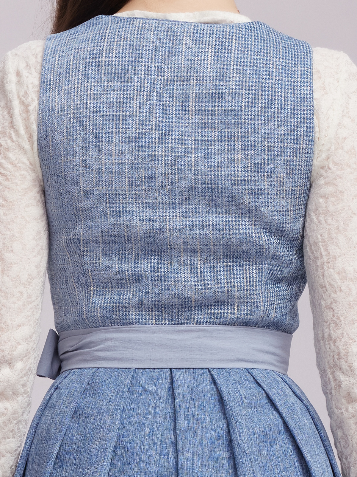 Modernes Dirndl mit blauem Ausschnitt