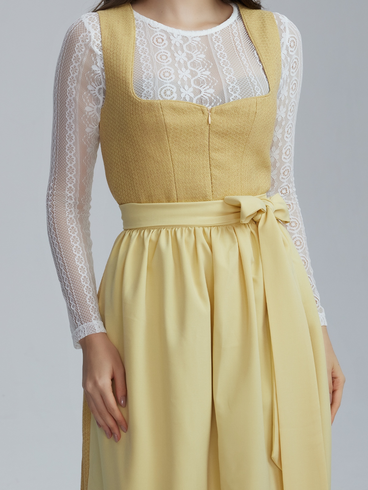 Modernes Dirndl in Gelb mit figurbetonter Silhouette