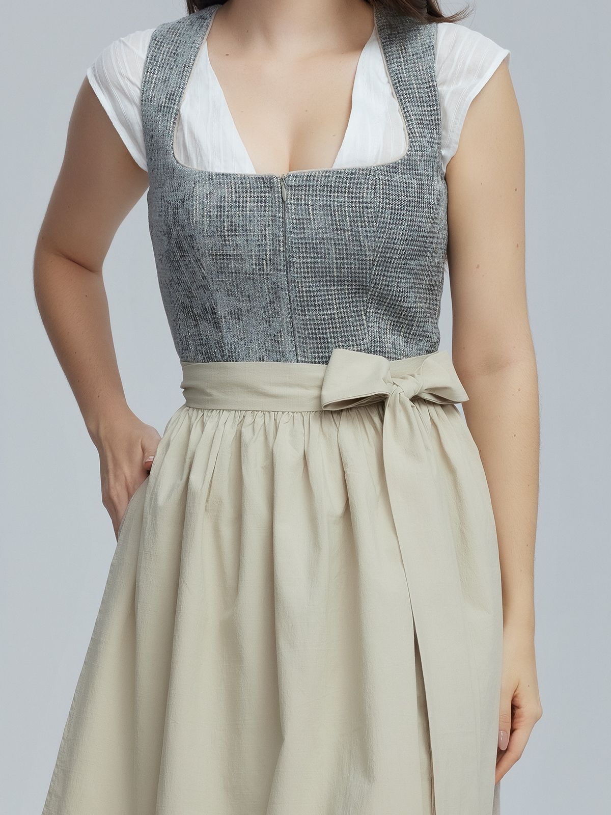 Modernes Dirndl in Grün mit floralen Details