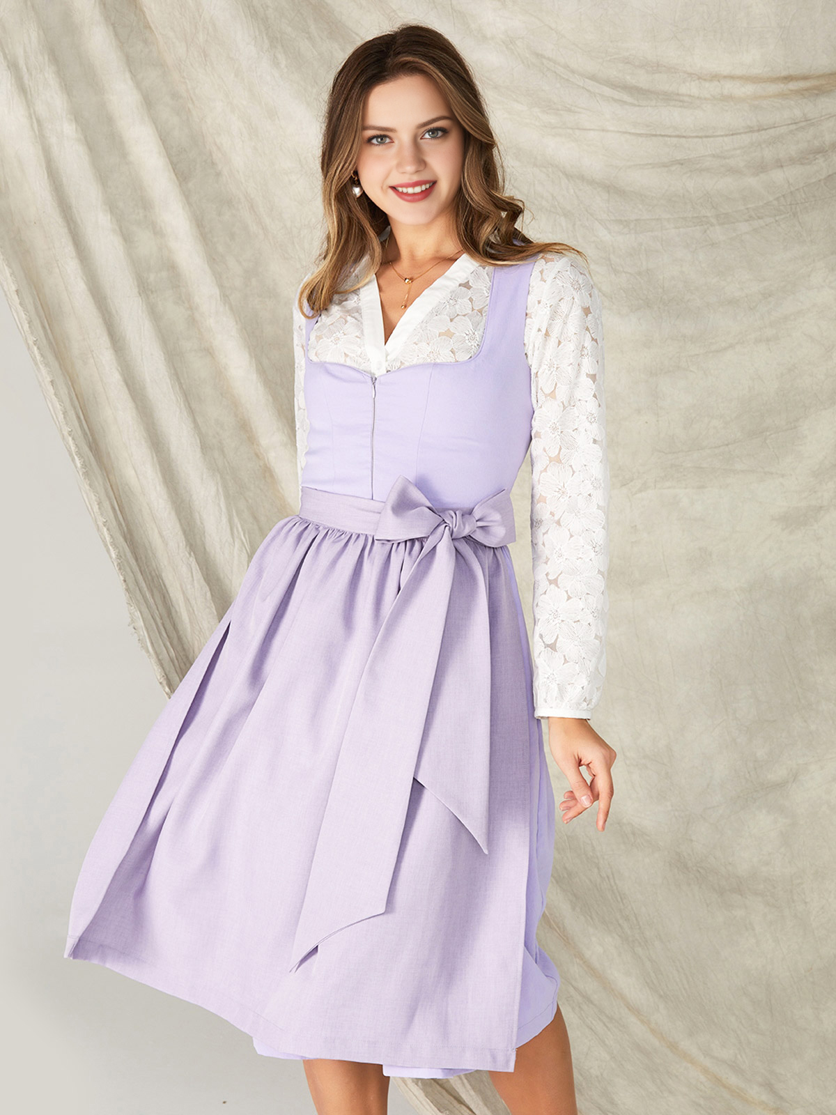 Modernes lila Dirndl mit floralen Details