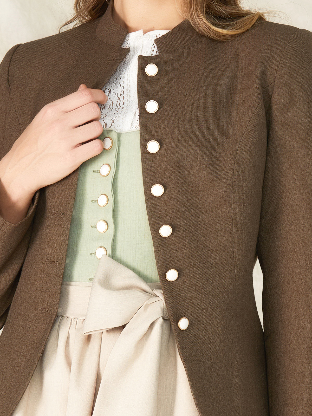Dirndl mit brauner Jacke
