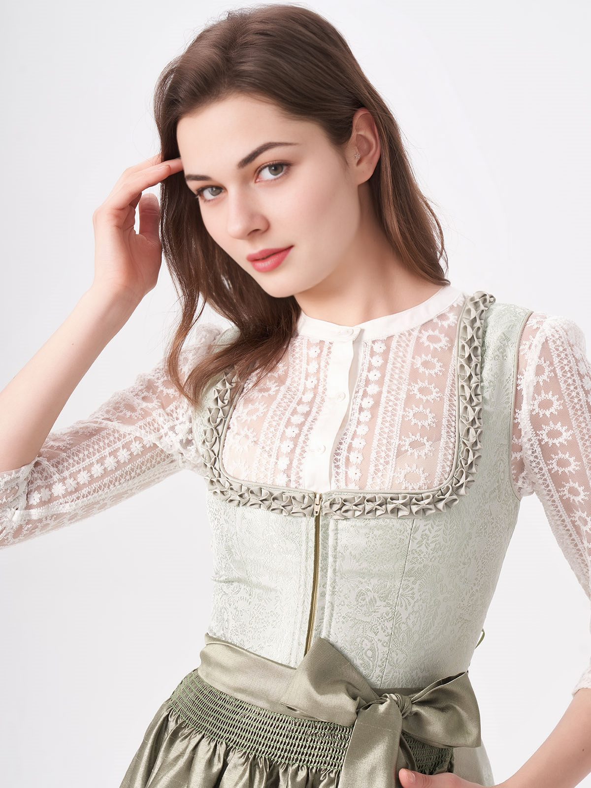 Traditionelle Lederhose mit Dirndl