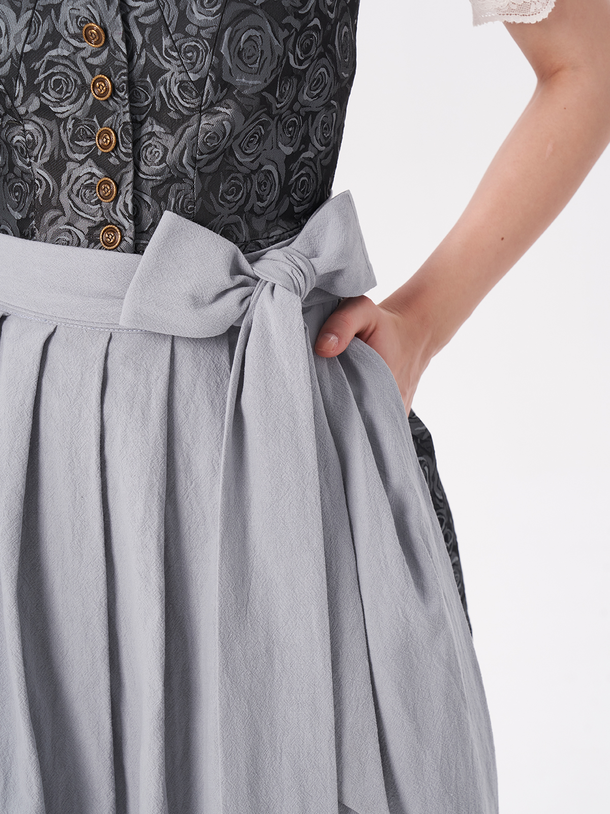 Modernes Dirndl in Blau – eleganter Schnitt für den Alltag