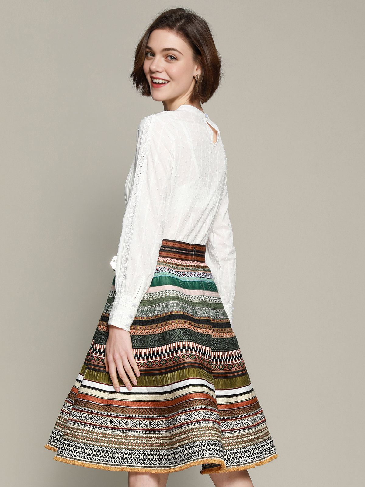 Ein grünes Dirndl mit floralen Details