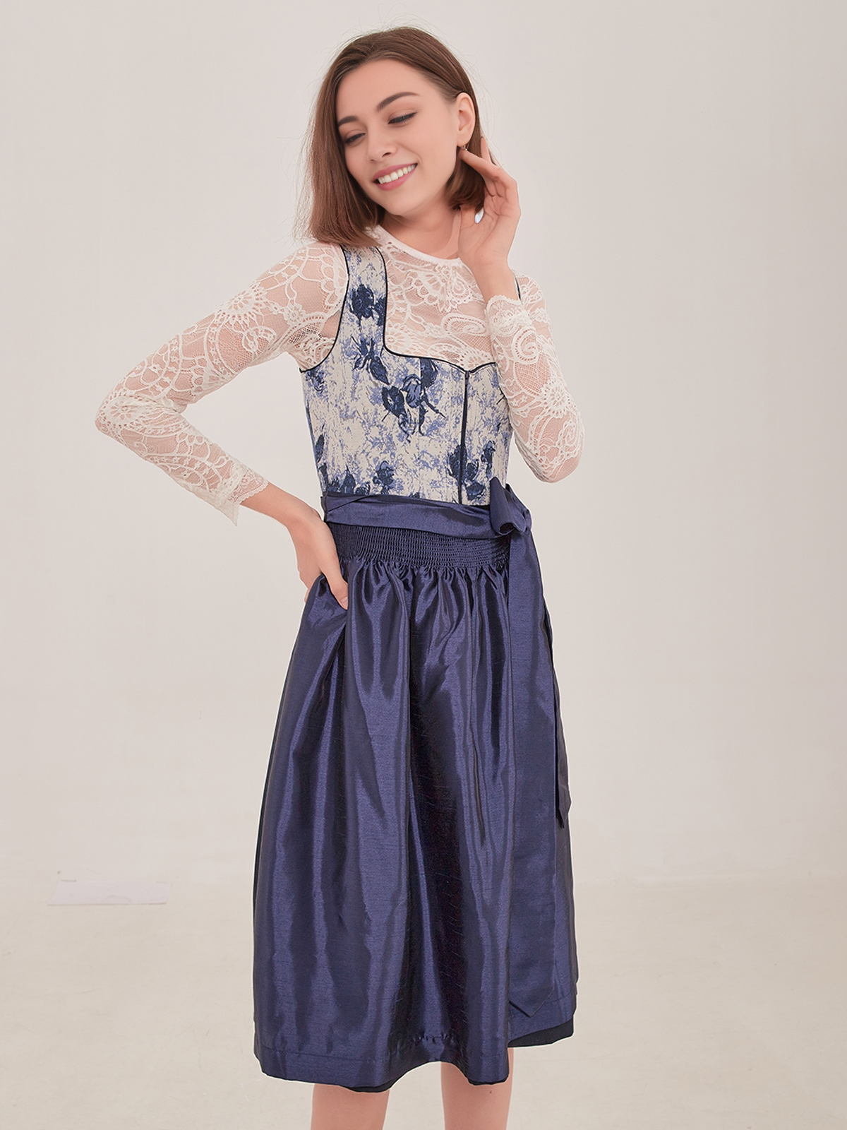 Modernes Dirndl in Hellblau – Eleganz trifft auf Tradition