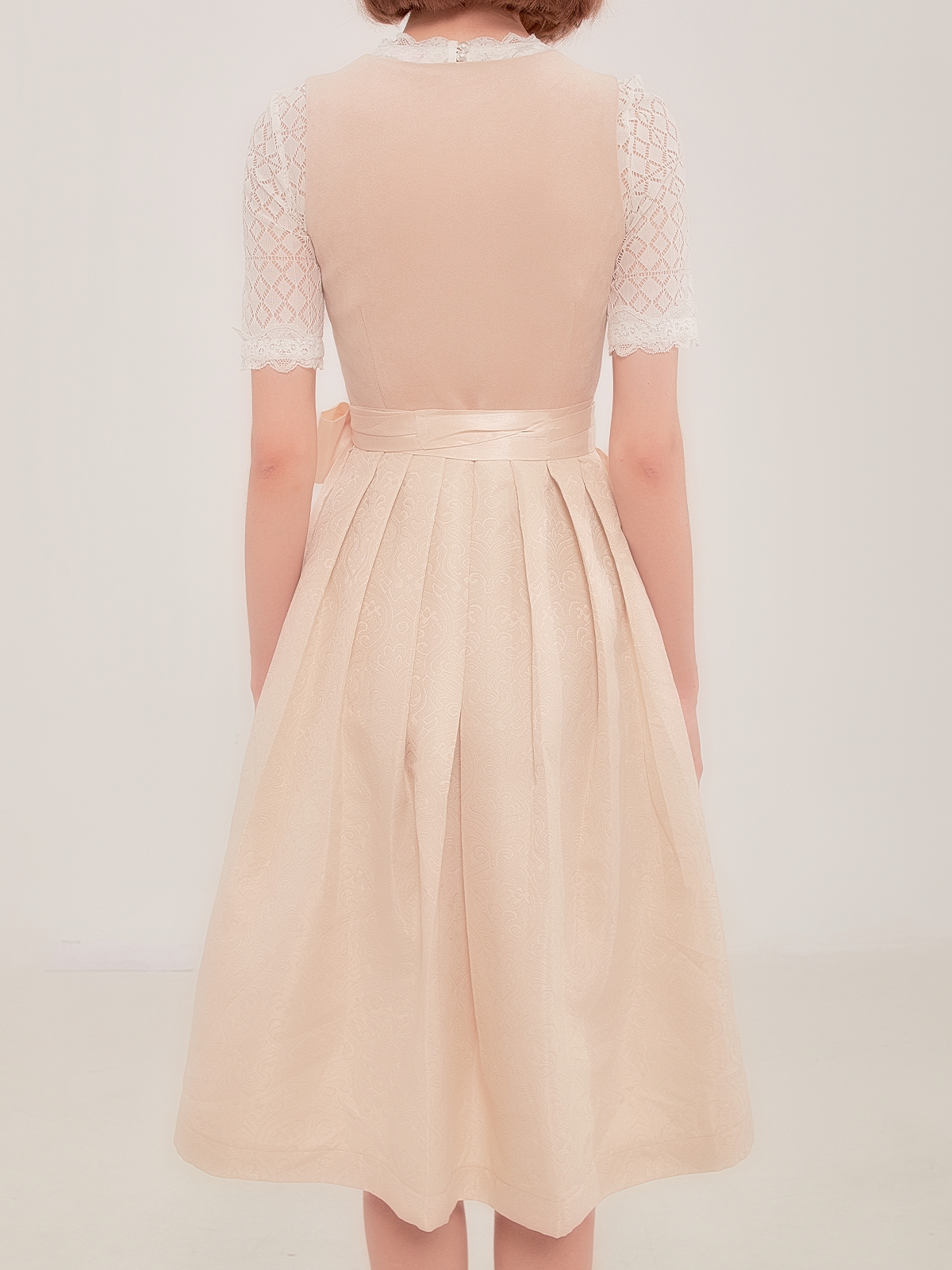 Modernes Dirndl mit kurzer Bluse