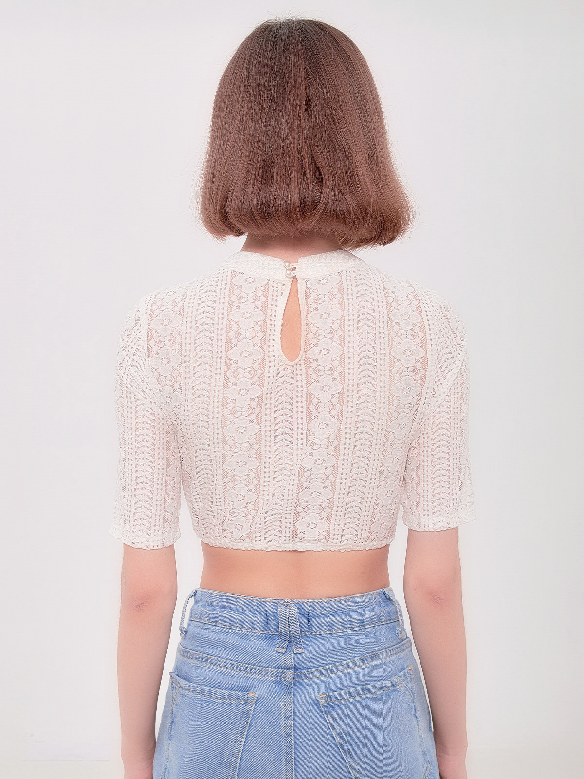 Modernes Dirndl in Weiß mit femininem Schnitt