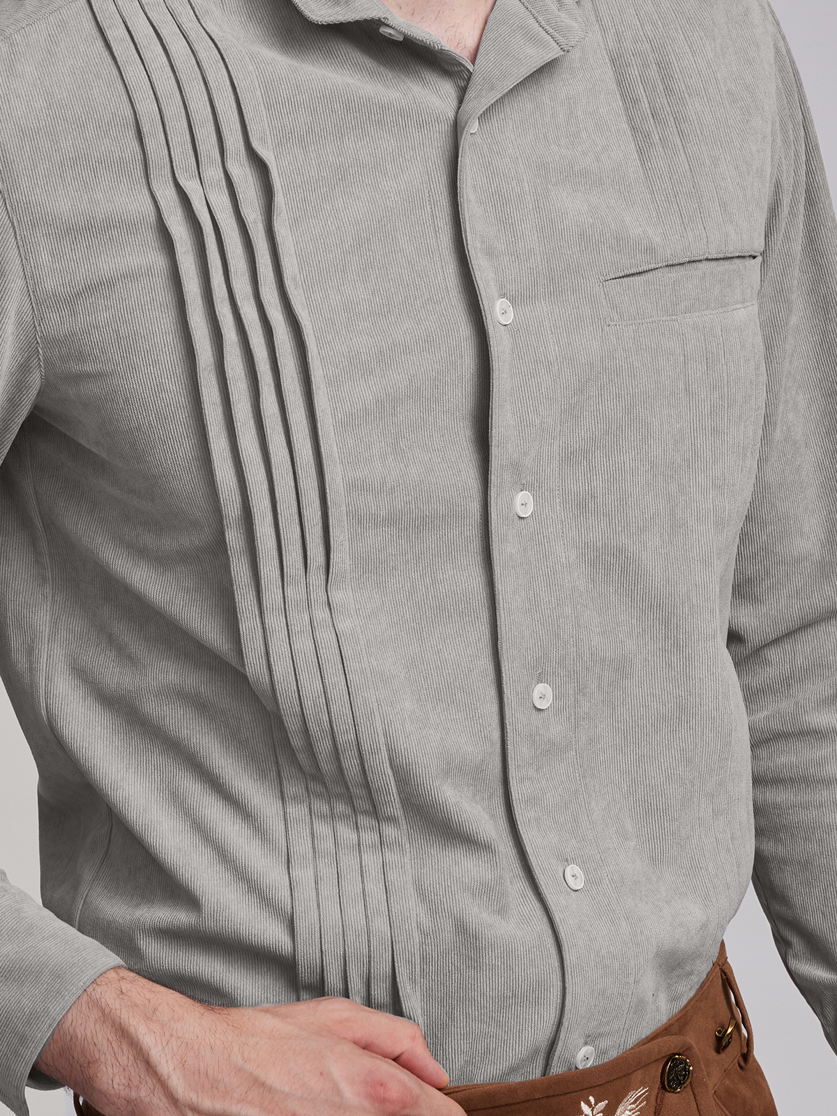 Grünes Dirndl mit grauem Hemd