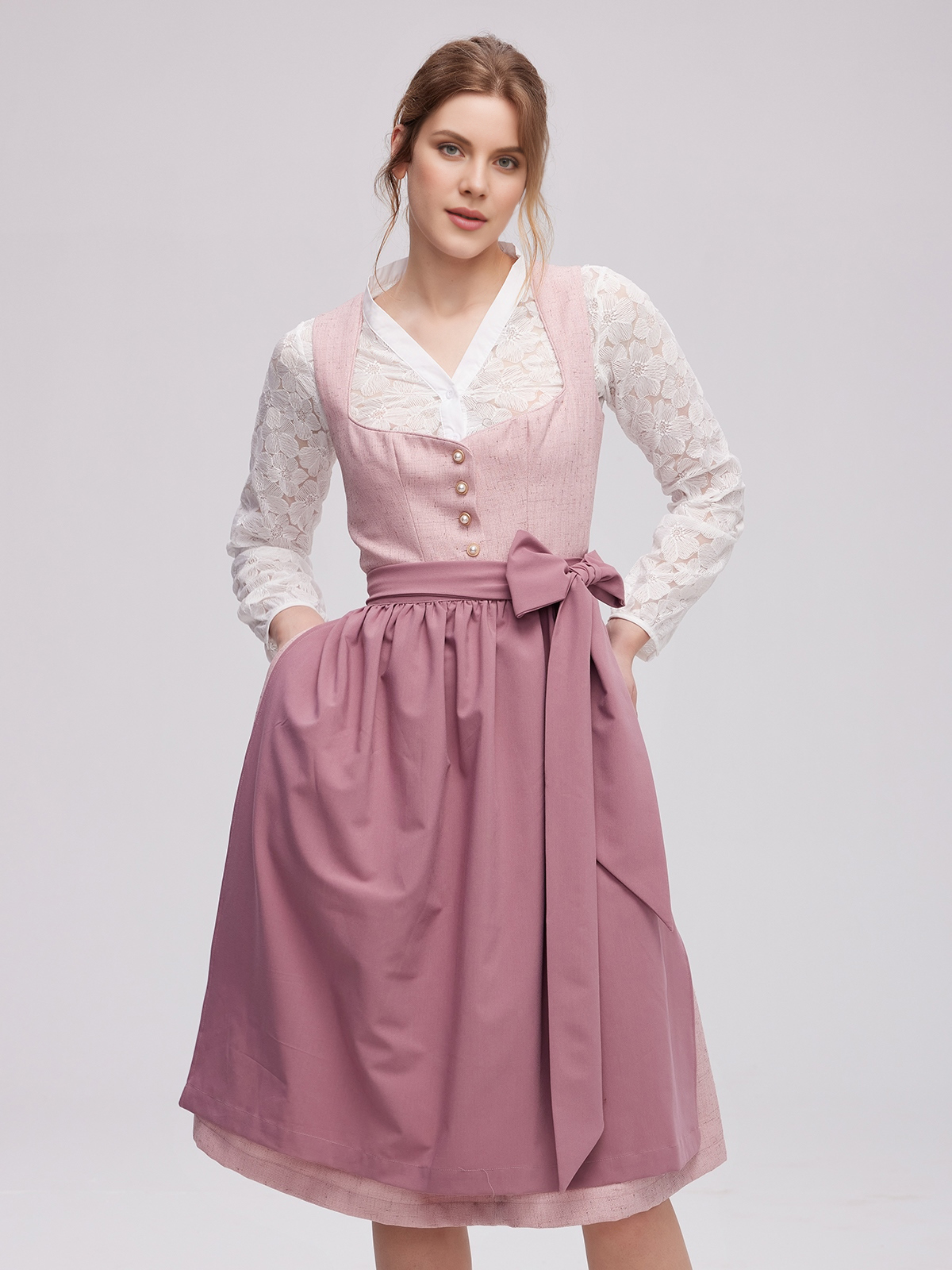 Ein rosa Dirndl mit floralen Details – perfekt für den Frühling