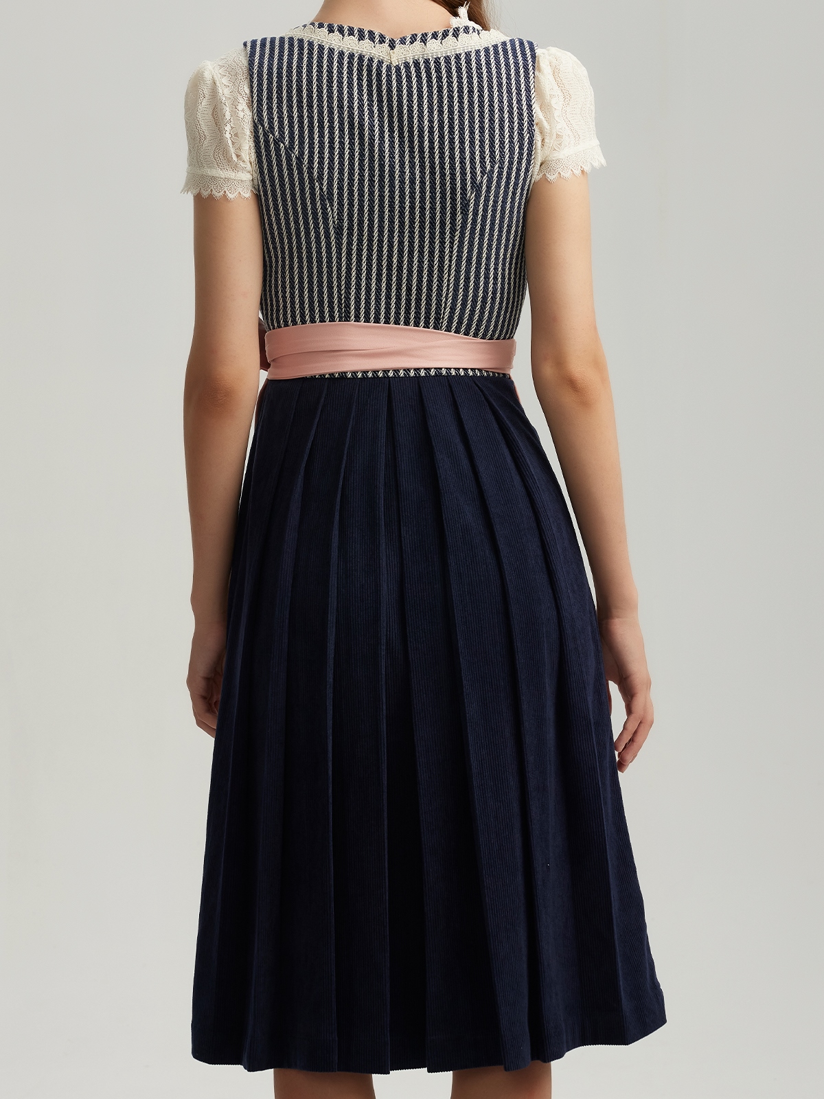 Dirndl in Blau mit traditioneller Stickerei