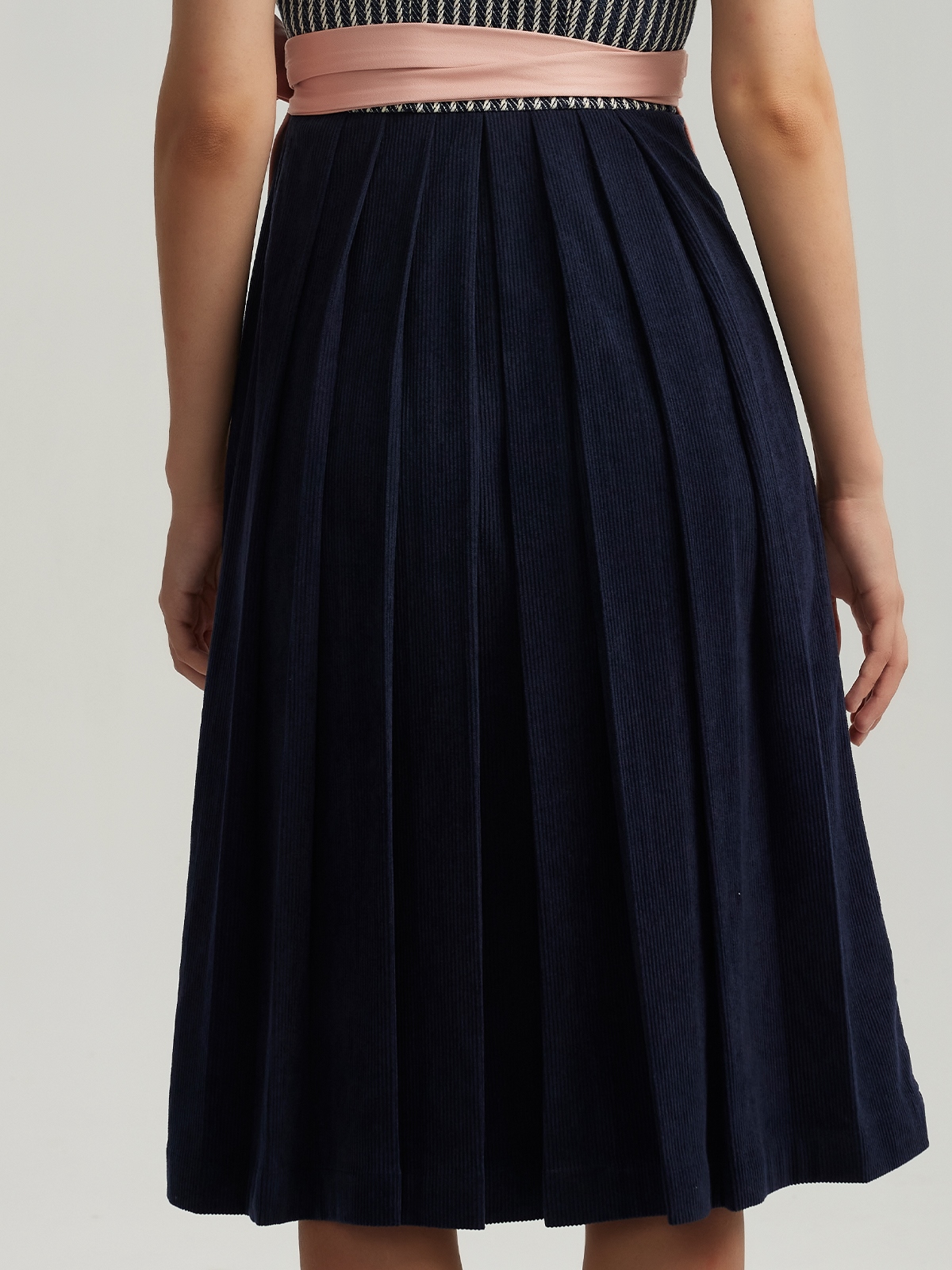 Dirndl Bluse hochgeschlossen in Blau